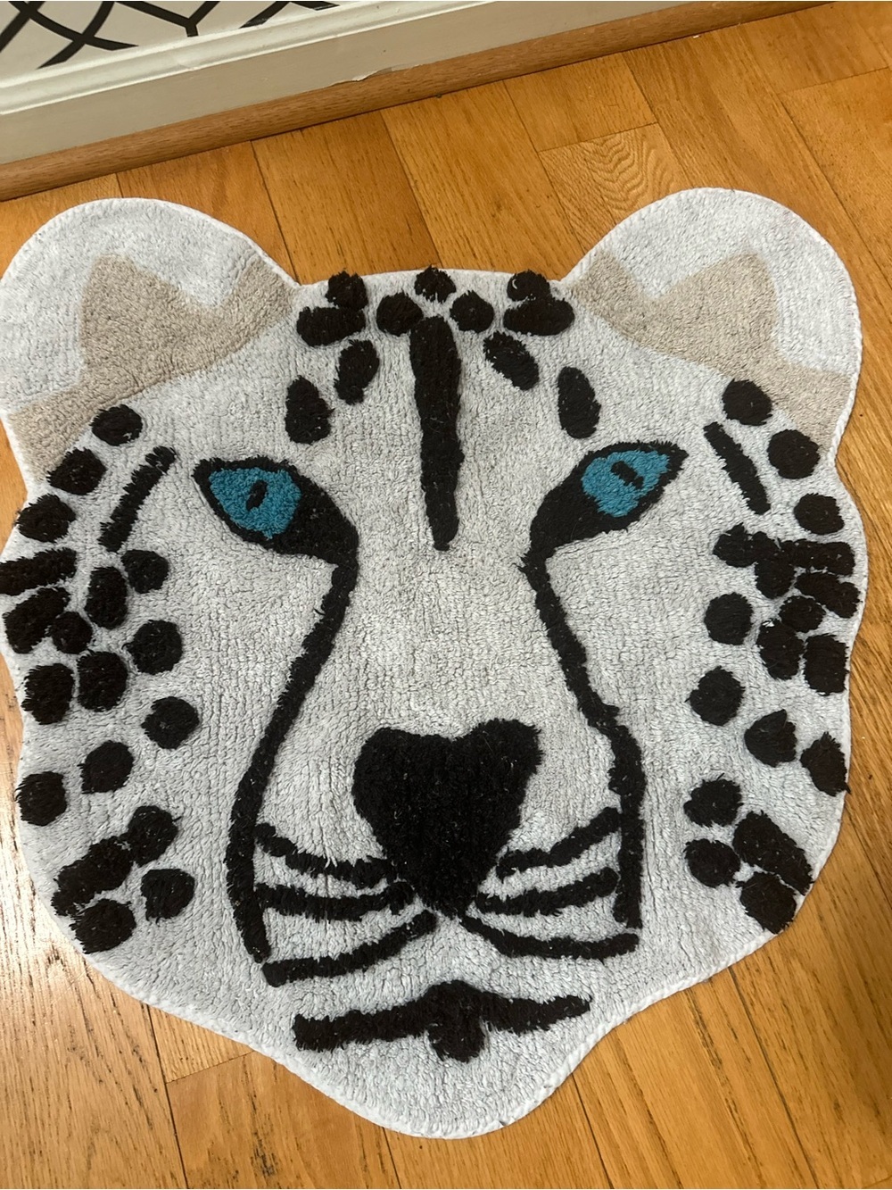 Viral TikTok Snow Leopard Tufted Bath Mat Accent Rug Blue Eyes Animal Shaped - Picture 4 of 7